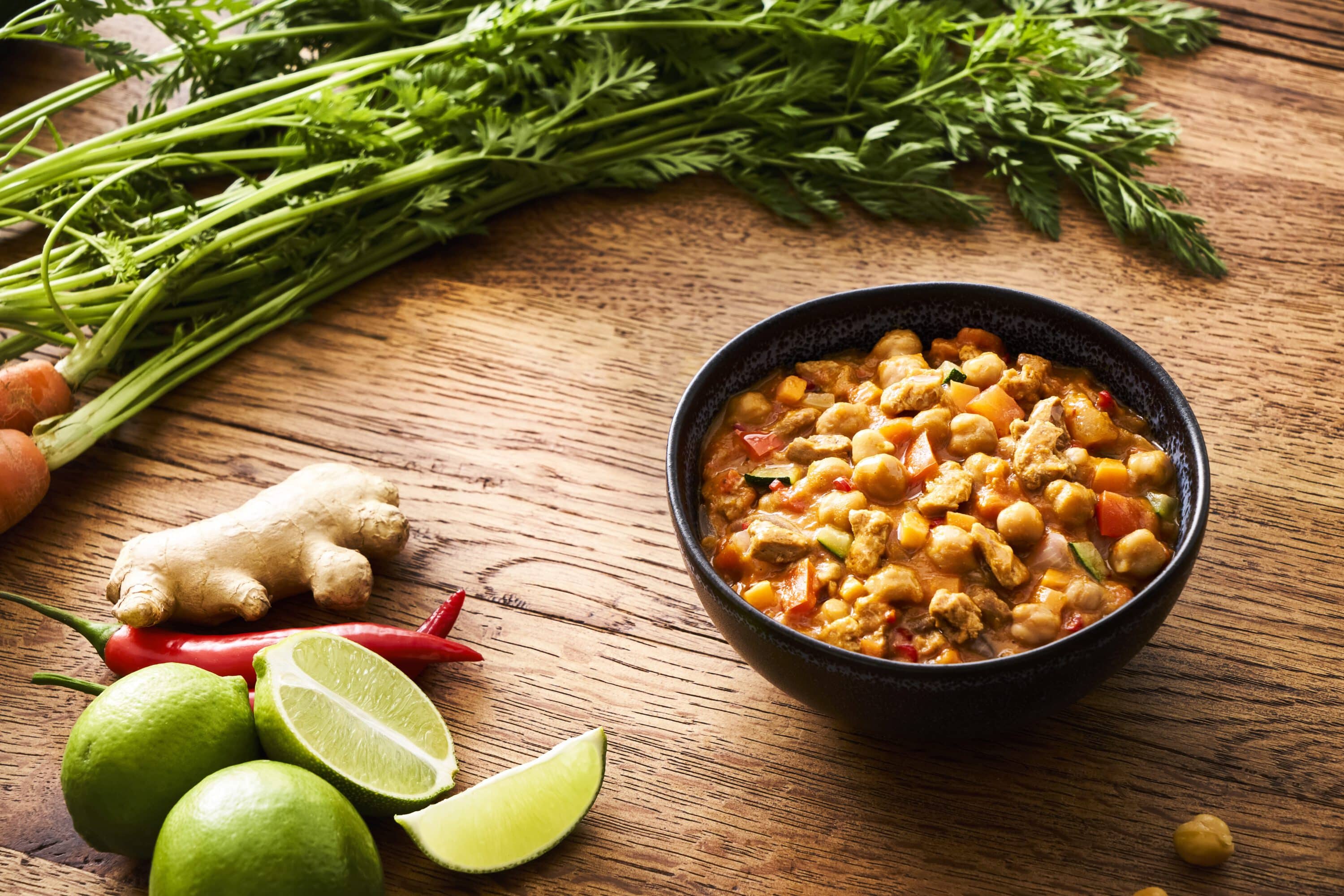 220427_Plantisy_Veganes_Chicken_Curry_0285 Plantisy Veganes Chicken Curry auf Tisch